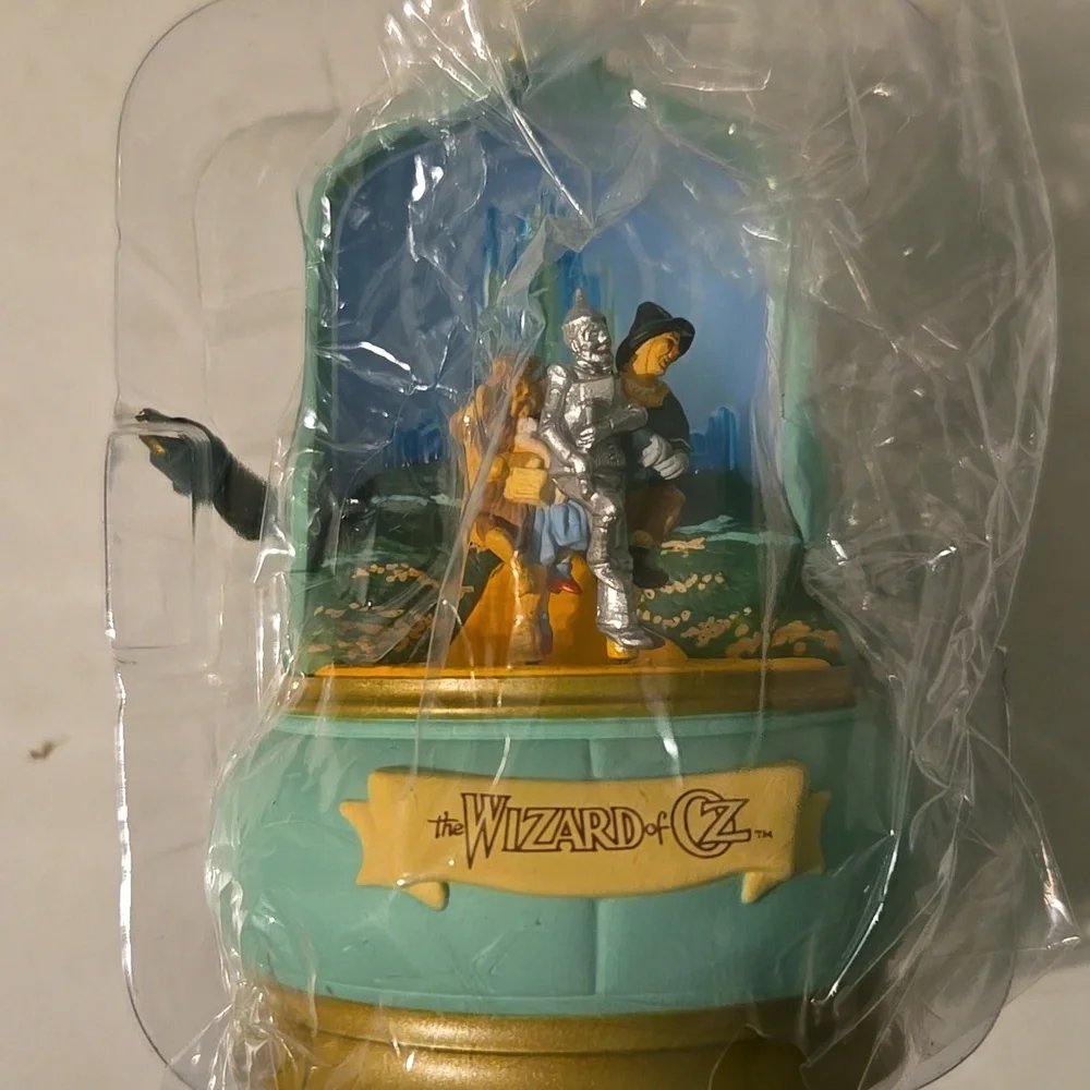 New Hallmart, Wizard of Oz, singing christmas ornament - Picture 8 of 10